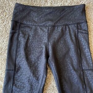 CVG Sz M Constantly Varied Gear Black Leopard Print Capri Leggings